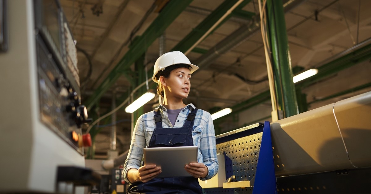 女性在工厂与平板电脑